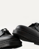 Bei PICK UP in Düsseldorf findest Du Dr. Martens, 1461 MONO Black Smooth  und viel mehr von Dr. Martens