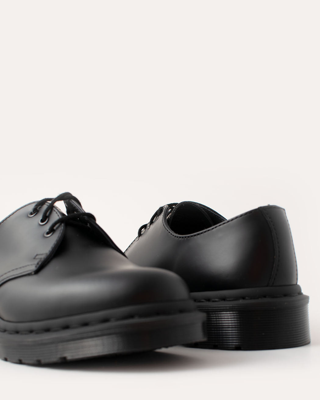 Bei PICK UP in Düsseldorf findest Du Dr. Martens, 1461 MONO Black Smooth  und viel mehr von Dr. Martens