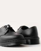 Bei PICK UP in Düsseldorf findest Du Dr. Martens, 1461 MONO Black Smooth  und viel mehr von Dr. Martens