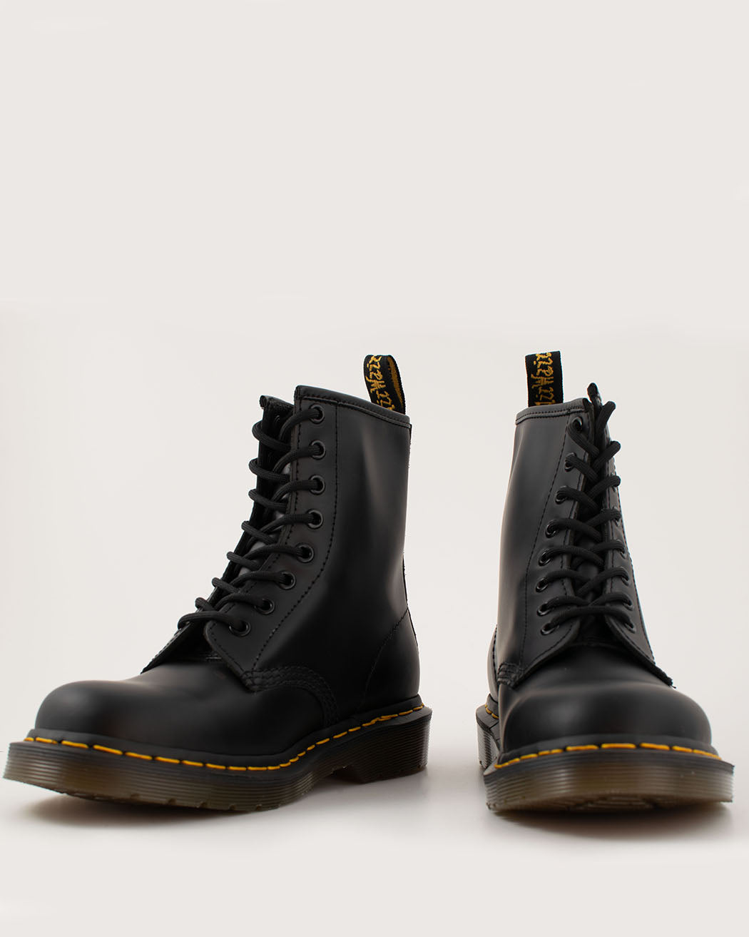 Bei PICK UP in Düsseldorf findest Du Dr. Martens, 1460 Black Smooth  und viel mehr von Dr. Martens