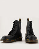 Bei PICK UP in Düsseldorf findest Du Dr. Martens, 1460 Black Smooth  und viel mehr von Dr. Martens