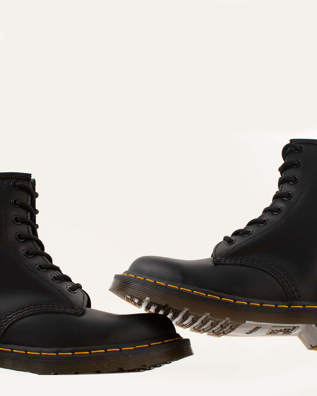 Bei PICK UP in Düsseldorf findest Du Dr. Martens, 1460 Black Smooth  und viel mehr von Dr. Martens