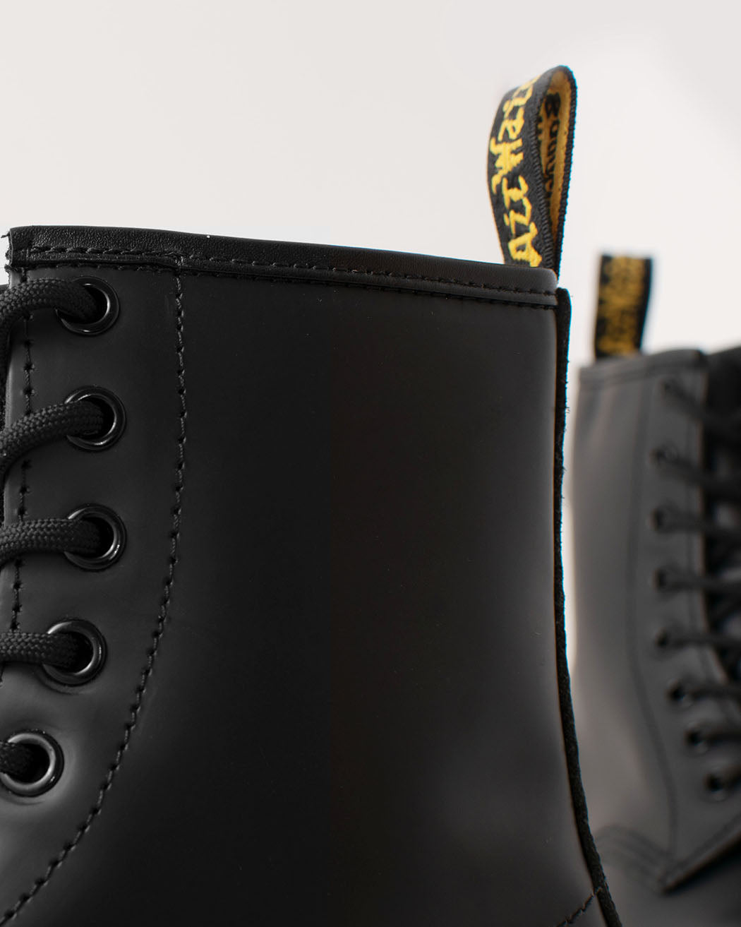 Bei PICK UP in Düsseldorf findest Du Dr. Martens, 1460 Black Smooth  und viel mehr von Dr. Martens