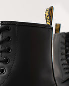 Bei PICK UP in Düsseldorf findest Du Dr. Martens, 1460 Black Smooth  und viel mehr von Dr. Martens