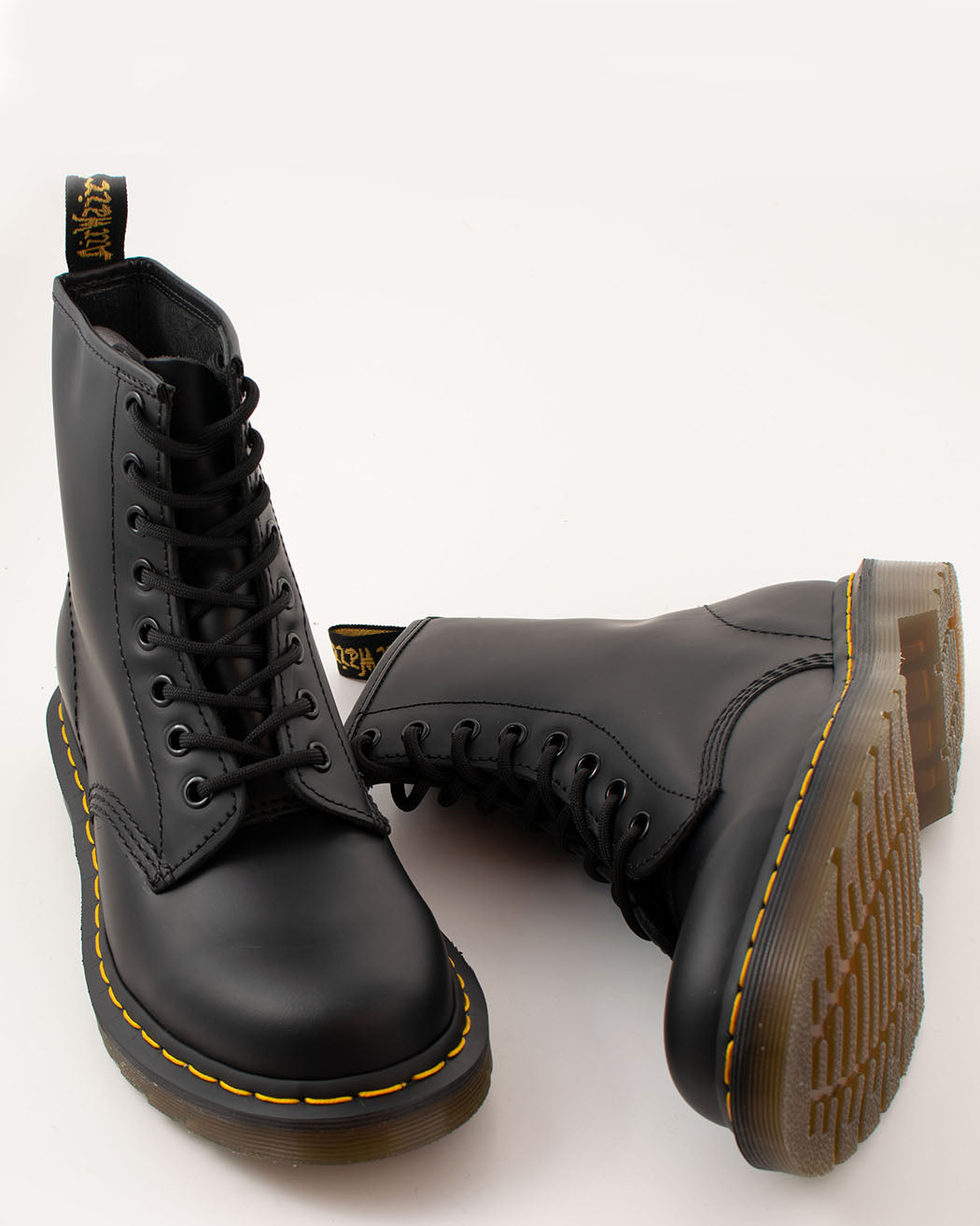 Bei PICK UP in Düsseldorf findest Du Dr. Martens, 1460 Black Smooth  und viel mehr von Dr. Martens