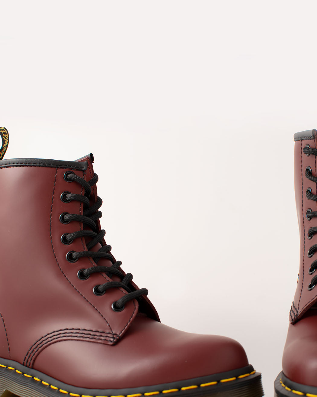 Bei PICK UP in Düsseldorf findest Du Dr. Martens, 1460 Cherry Smooth  und viel mehr von Dr. Martens
