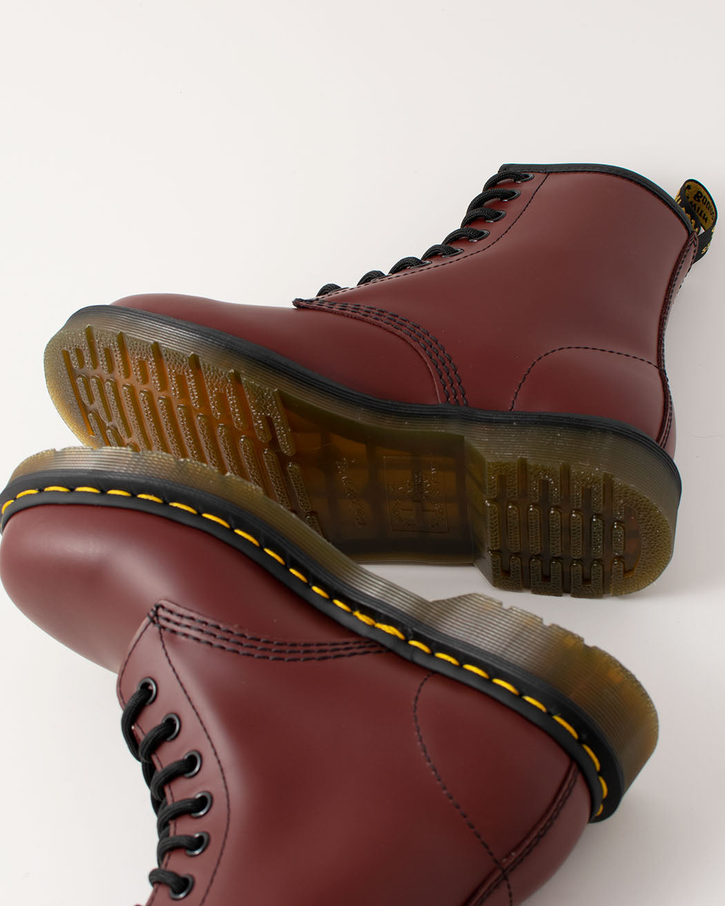 Bei PICK UP in Düsseldorf findest Du Dr. Martens, 1460 Cherry Smooth  und viel mehr von Dr. Martens
