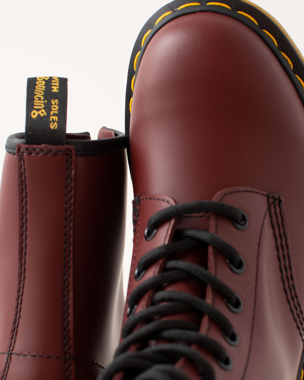 Bei PICK UP in Düsseldorf findest Du Dr. Martens, 1460 Cherry Smooth  und viel mehr von Dr. Martens