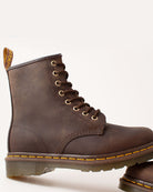 Bei PICK UP in Düsseldorf findest Du Dr. Martens, 1460 Gaucho Crazy Horse  und viel mehr von Dr. Martens