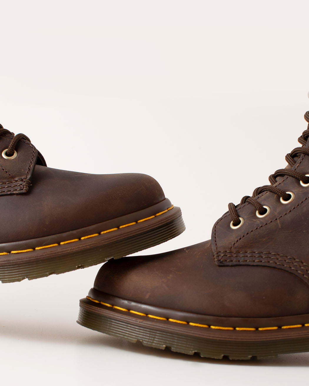 Bei PICK UP in Düsseldorf findest Du Dr. Martens, 1460 Gaucho Crazy Horse  und viel mehr von Dr. Martens