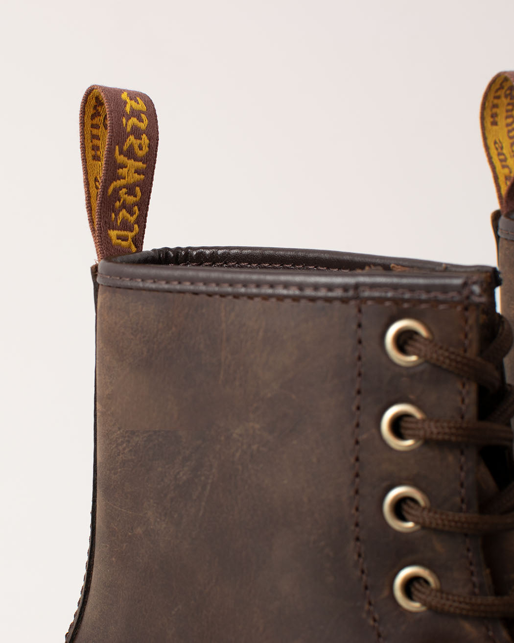 Bei PICK UP in Düsseldorf findest Du Dr. Martens, 1460 Gaucho Crazy Horse  und viel mehr von Dr. Martens