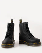 Bei PICK UP in Düsseldorf findest Du Dr. Martens, 1460 Black Greasy  und viel mehr von Dr. Martens