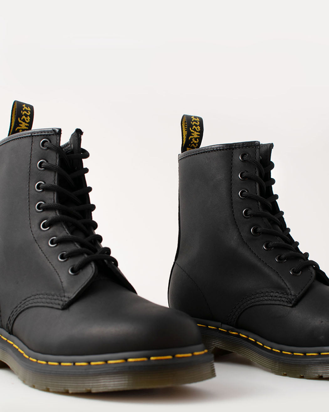 Bei PICK UP in Düsseldorf findest Du Dr. Martens, 1460 Black Greasy  und viel mehr von Dr. Martens