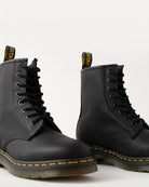 Bei PICK UP in Düsseldorf findest Du Dr. Martens, 1460 Black Greasy  und viel mehr von Dr. Martens