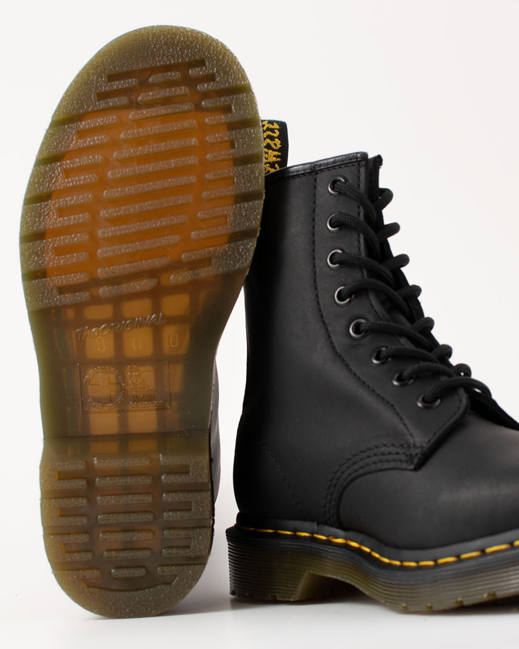 Bei PICK UP in Düsseldorf findest Du Dr. Martens, 1460 Black Greasy  und viel mehr von Dr. Martens