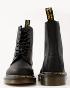 Bei PICK UP in Düsseldorf findest Du Dr. Martens, 1460 Black Greasy  und viel mehr von Dr. Martens