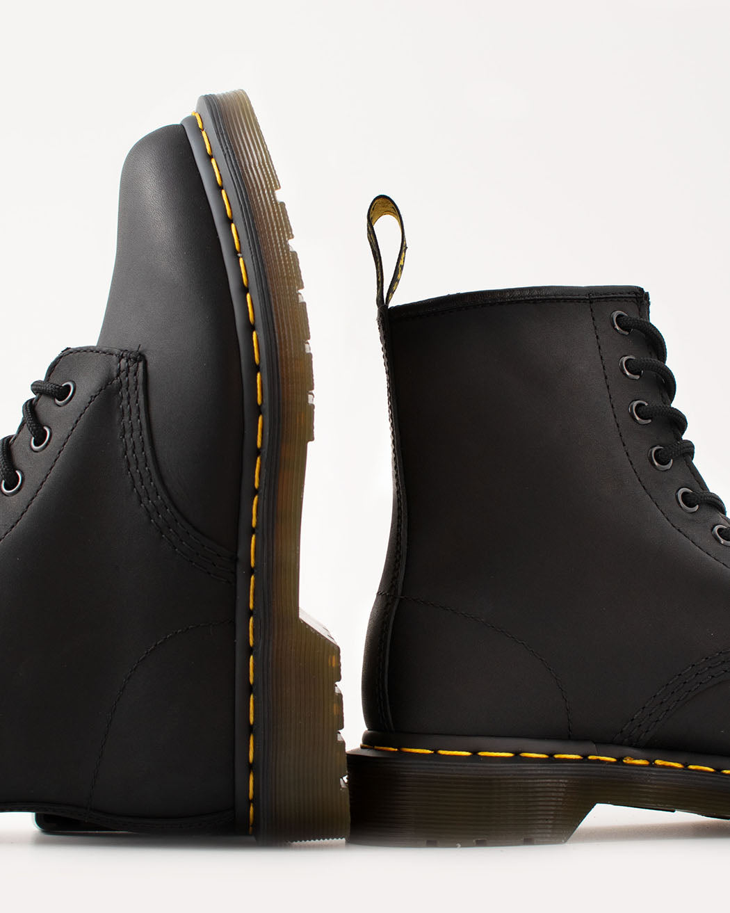 Bei PICK UP in Düsseldorf findest Du Dr. Martens, 1460 Black Greasy  und viel mehr von Dr. Martens