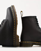 Bei PICK UP in Düsseldorf findest Du Dr. Martens, 1460 Black Greasy  und viel mehr von Dr. Martens