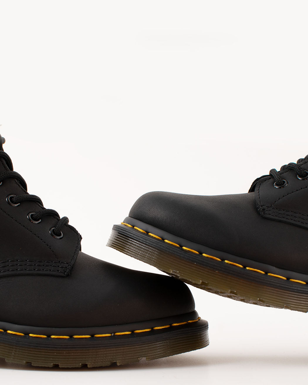 Bei PICK UP in Düsseldorf findest Du Dr. Martens, 1460 Black Greasy  und viel mehr von Dr. Martens