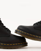 Bei PICK UP in Düsseldorf findest Du Dr. Martens, 1460 Black Greasy  und viel mehr von Dr. Martens
