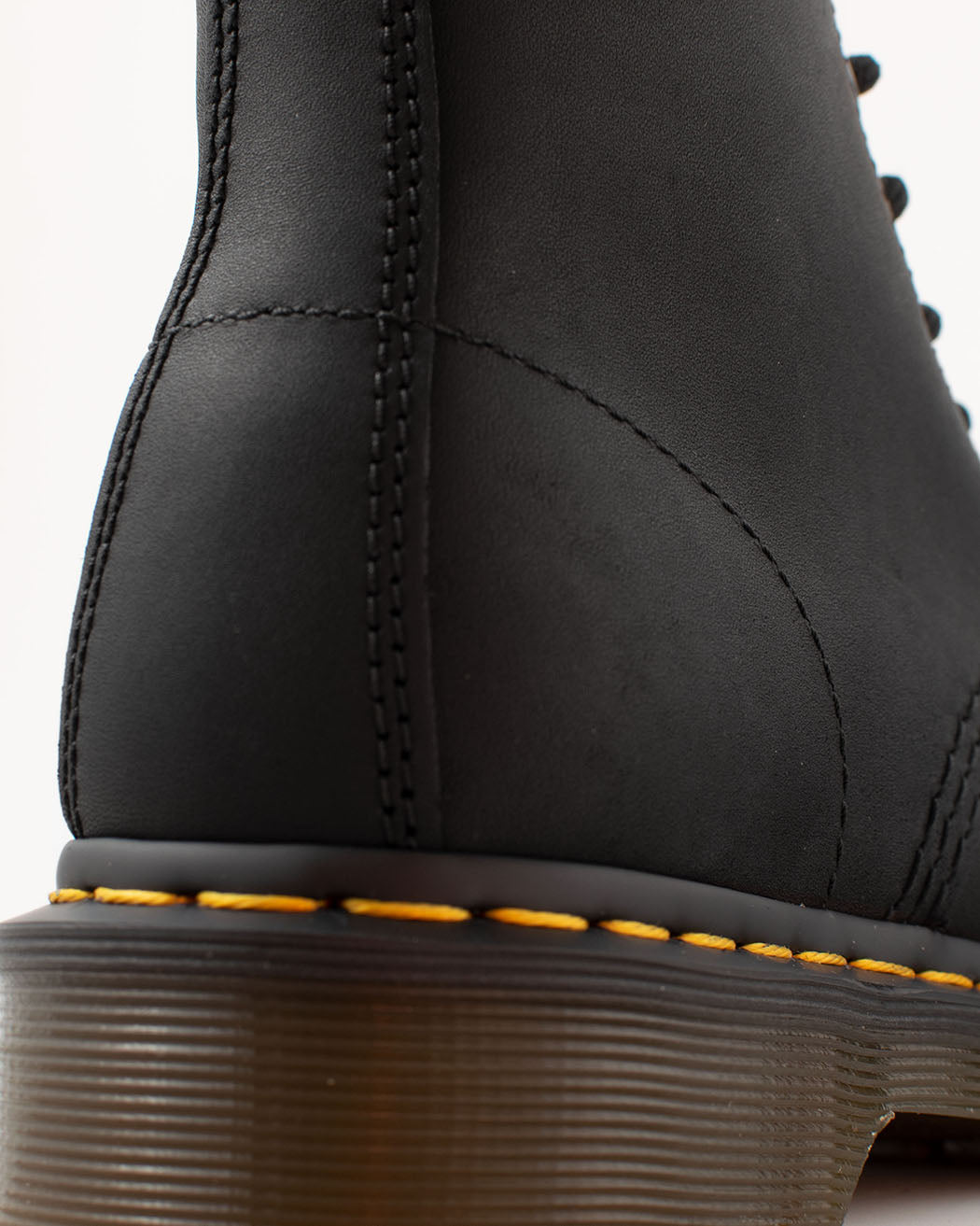 Bei PICK UP in Düsseldorf findest Du Dr. Martens, 1460 Black Greasy  und viel mehr von Dr. Martens