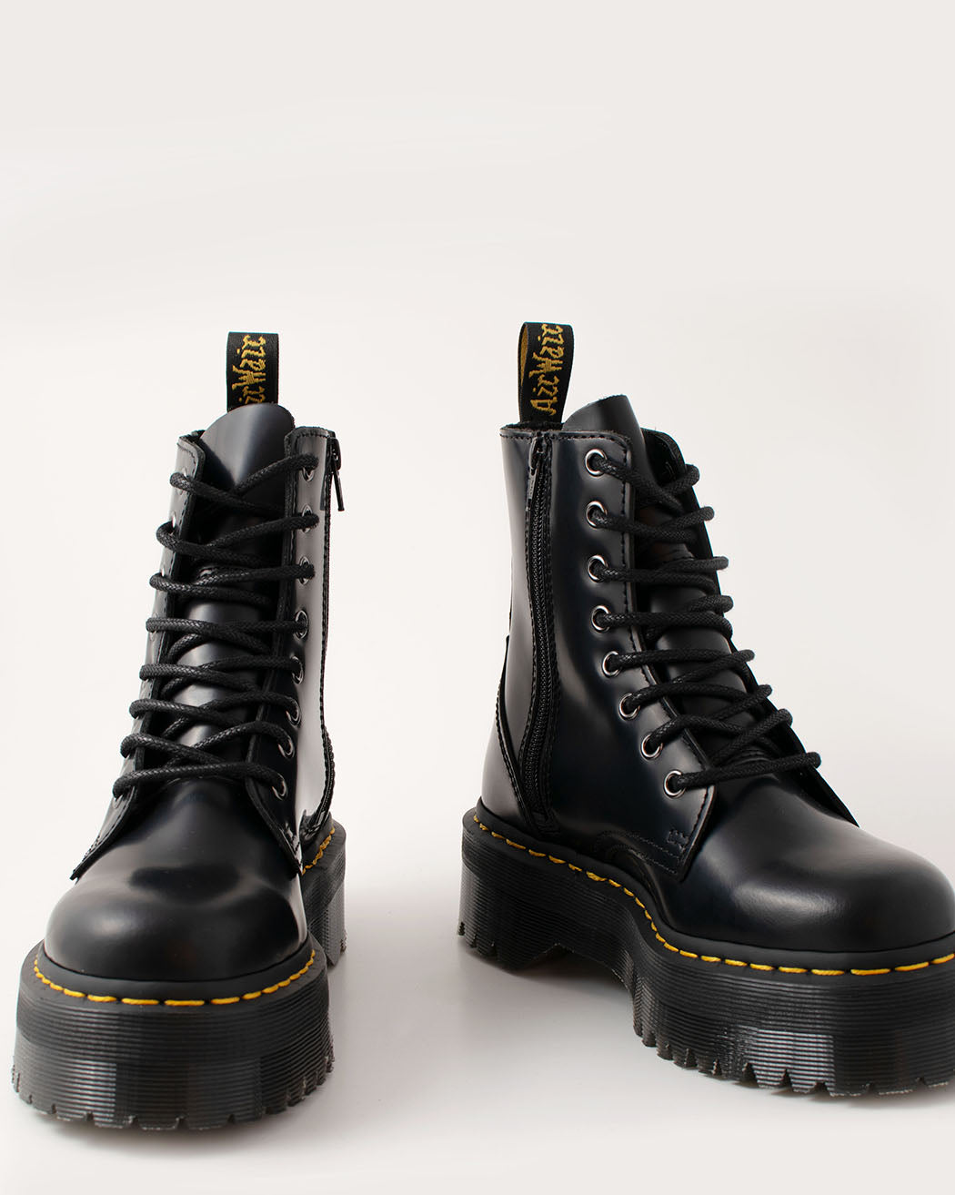 Bei PICK UP in Düsseldorf findest Du Dr. Martens, Jadon Black Polished Smooth  und viel mehr von Dr. Martens