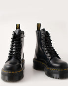 Bei PICK UP in Düsseldorf findest Du Dr. Martens, Jadon Black Polished Smooth  und viel mehr von Dr. Martens
