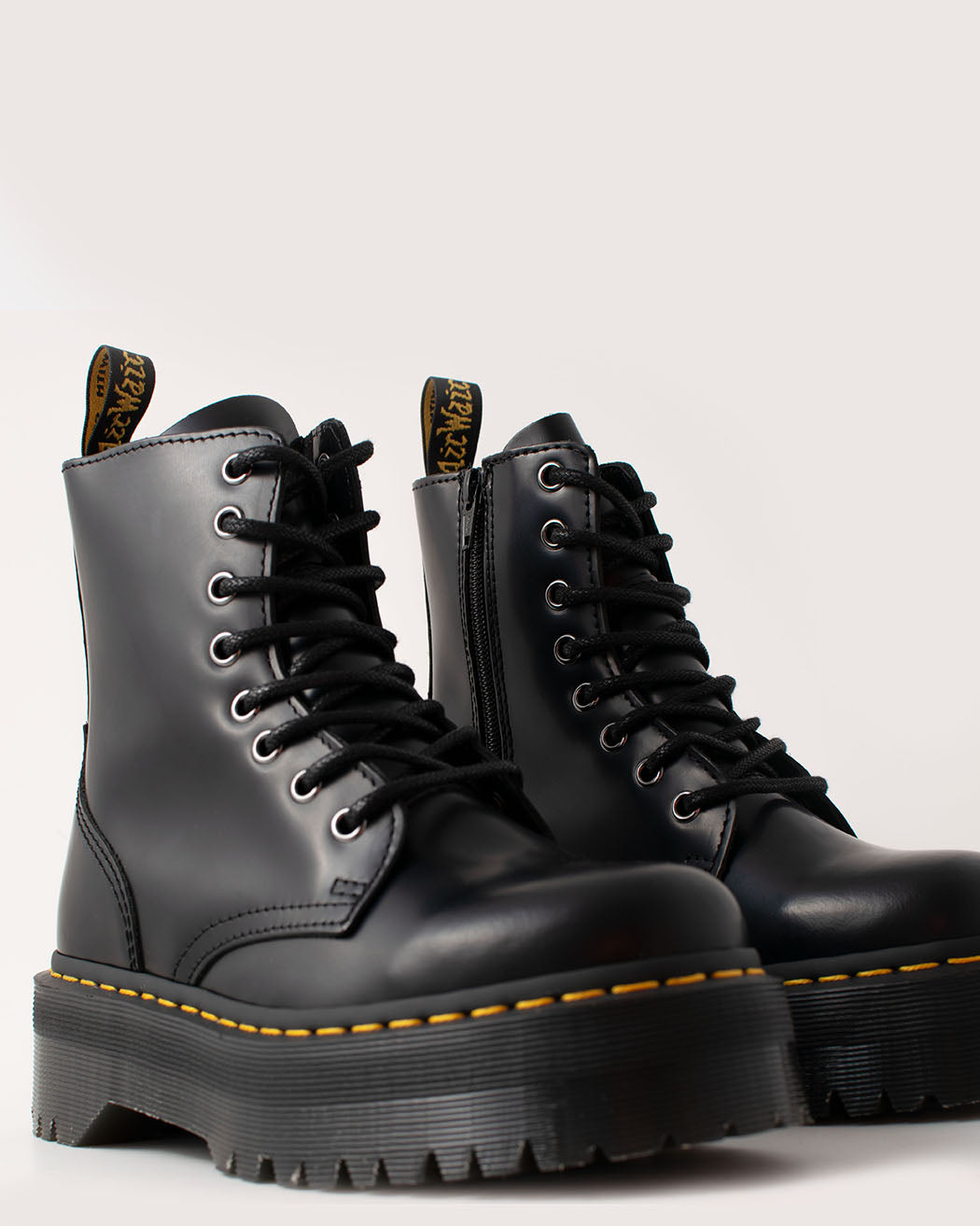Bei PICK UP in Düsseldorf findest Du Dr. Martens, Jadon Black Polished Smooth  und viel mehr von Dr. Martens