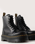 Bei PICK UP in Düsseldorf findest Du Dr. Martens, Jadon Black Polished Smooth  und viel mehr von Dr. Martens