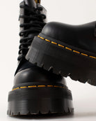Bei PICK UP in Düsseldorf findest Du Dr. Martens, Jadon Black Polished Smooth  und viel mehr von Dr. Martens