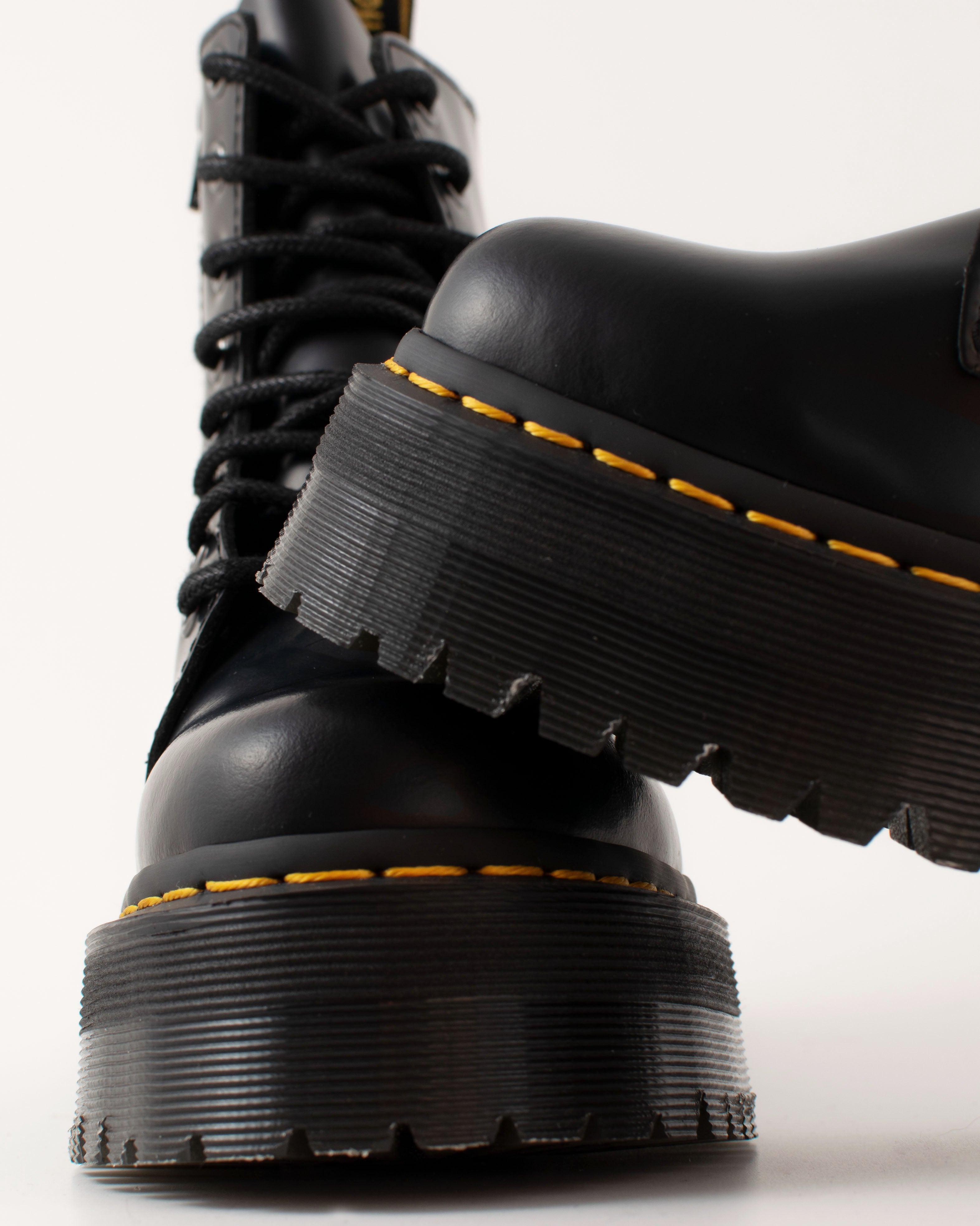 Bei PICK UP in Düsseldorf findest Du Dr. Martens, Jadon Black Polished Smooth  und viel mehr von Dr. Martens