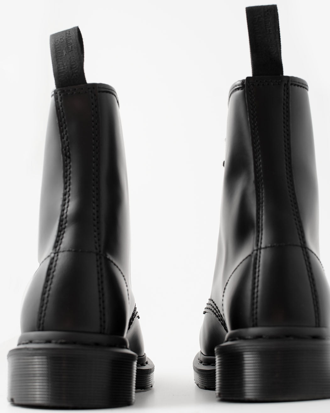Bei PICK UP in Düsseldorf findest Du Dr. Martens, 1460 MONO Black Smooth  und viel mehr von Dr. Martens