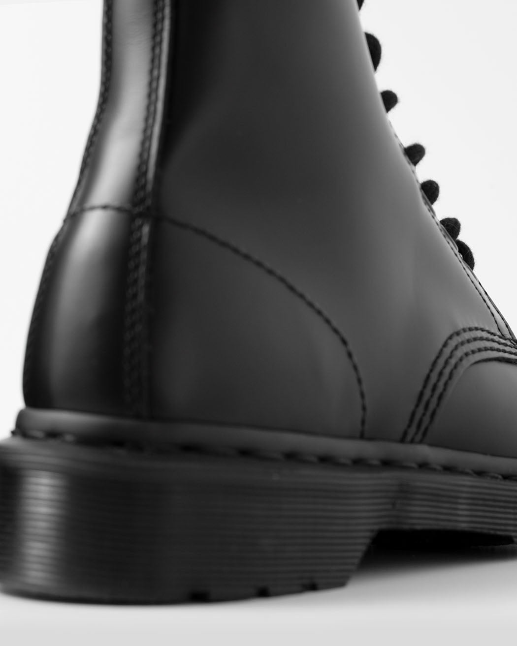 Bei PICK UP in Düsseldorf findest Du Dr. Martens, 1460 MONO Black Smooth  und viel mehr von Dr. Martens