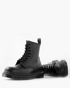 Bei PICK UP in Düsseldorf findest Du Dr. Martens, 1460 MONO Black Smooth  und viel mehr von Dr. Martens