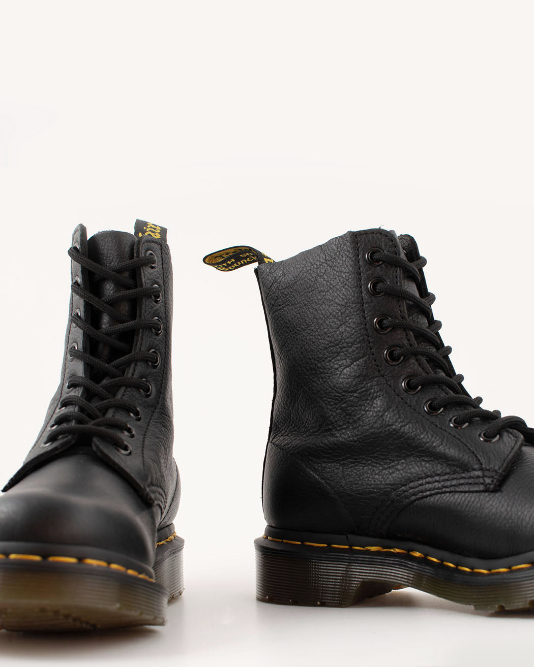 Bei PICK UP in Düsseldorf findest Du Dr. Martens, 1460 Pascal Virginia Black  und viel mehr von Dr. Martens
