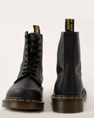 Bei PICK UP in Düsseldorf findest Du Dr. Martens, 1460 Pascal Virginia Black  und viel mehr von Dr. Martens