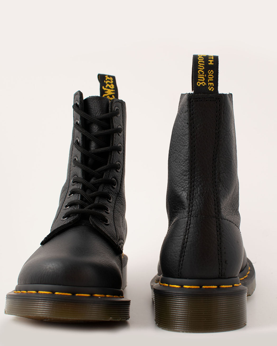 Bei PICK UP in Düsseldorf findest Du Dr. Martens, 1460 Pascal Virginia Black und viel mehr von Dr. Martens
