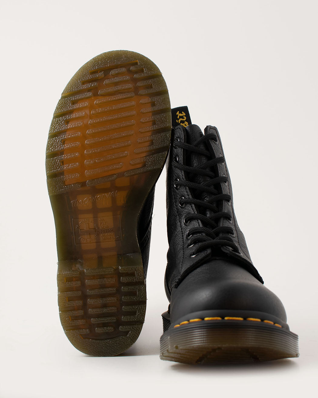 Bei PICK UP in Düsseldorf findest Du Dr. Martens, 1460 Pascal Virginia Black und viel mehr von Dr. Martens