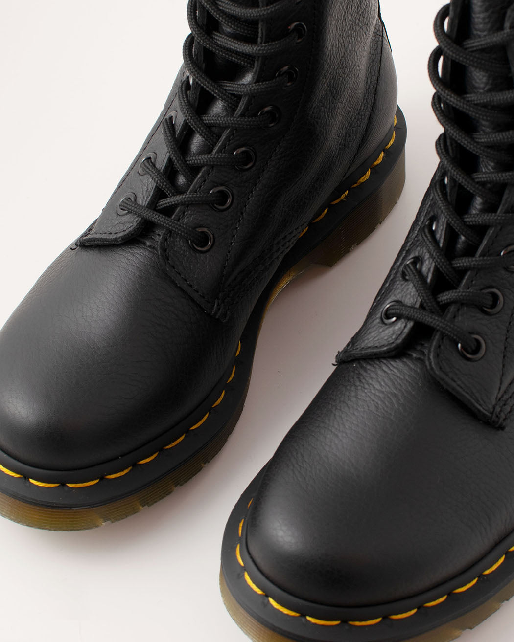 Bei PICK UP in Düsseldorf findest Du Dr. Martens, 1460 Pascal Virginia Black und viel mehr von Dr. Martens
