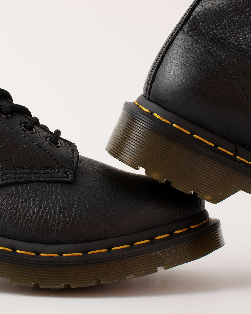 Bei PICK UP in Düsseldorf findest Du Dr. Martens, 1460 Pascal Virginia Black  und viel mehr von Dr. Martens