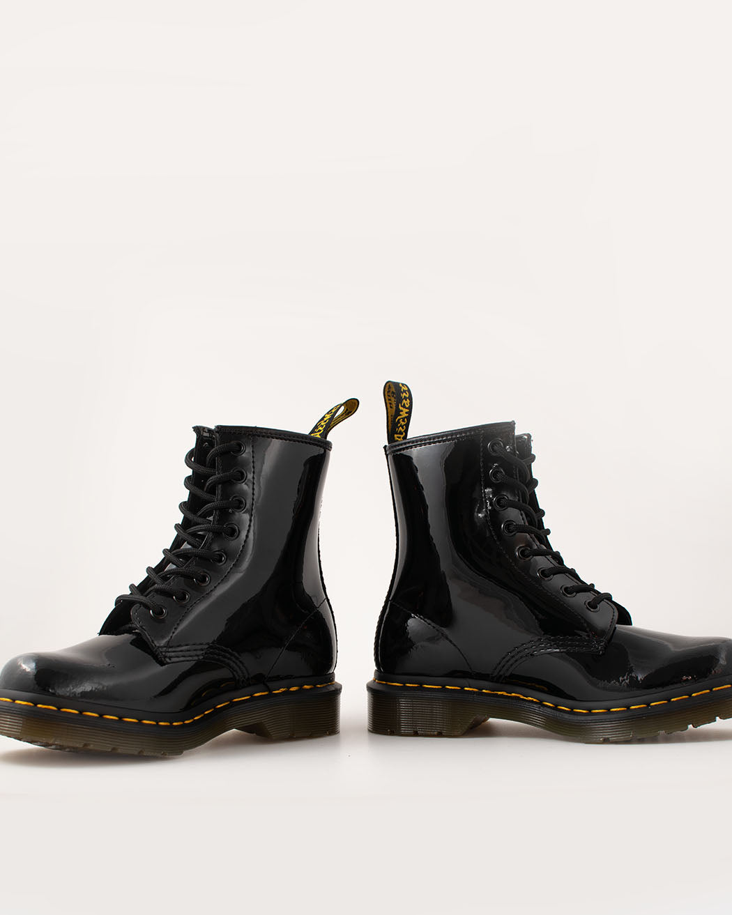 Bei PICK UP in Düsseldorf findest Du Dr. Martens, 1460 Black Patent Lamper und viel mehr von Dr. Martens