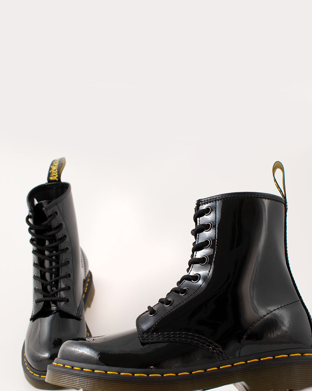 Bei PICK UP in Düsseldorf findest Du Dr. Martens, 1460 Black Patent Lamper und viel mehr von Dr. Martens