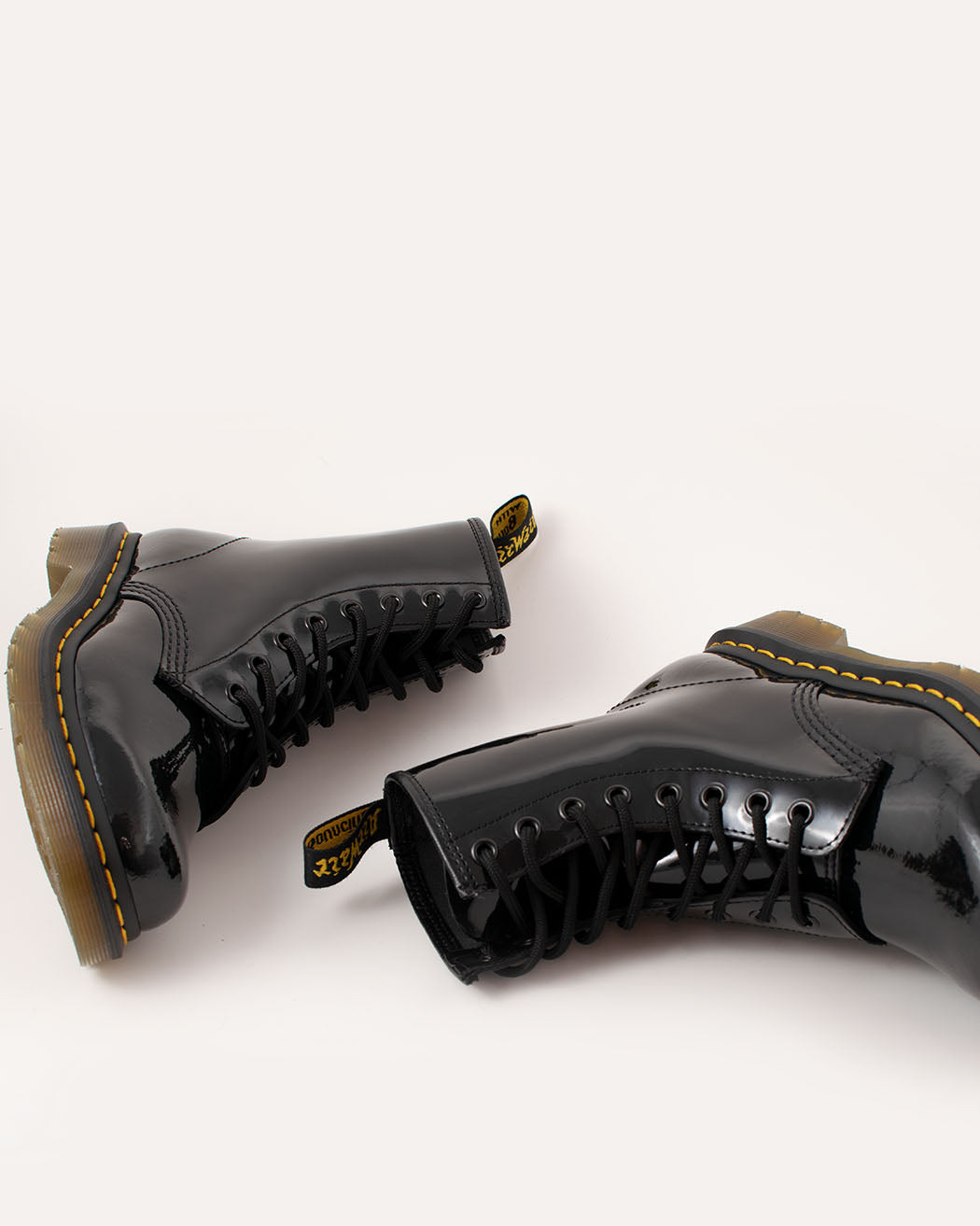 Bei PICK UP in Düsseldorf findest Du Dr. Martens, 1460 Black Patent Lamper und viel mehr von Dr. Martens