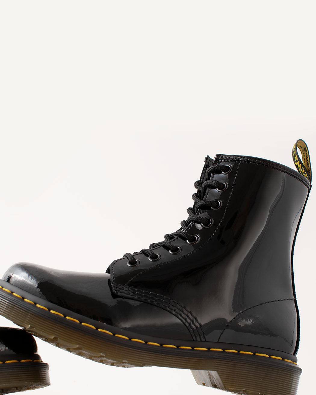 Bei PICK UP in Düsseldorf findest Du Dr. Martens, 1460 Black Patent Lamper und viel mehr von Dr. Martens