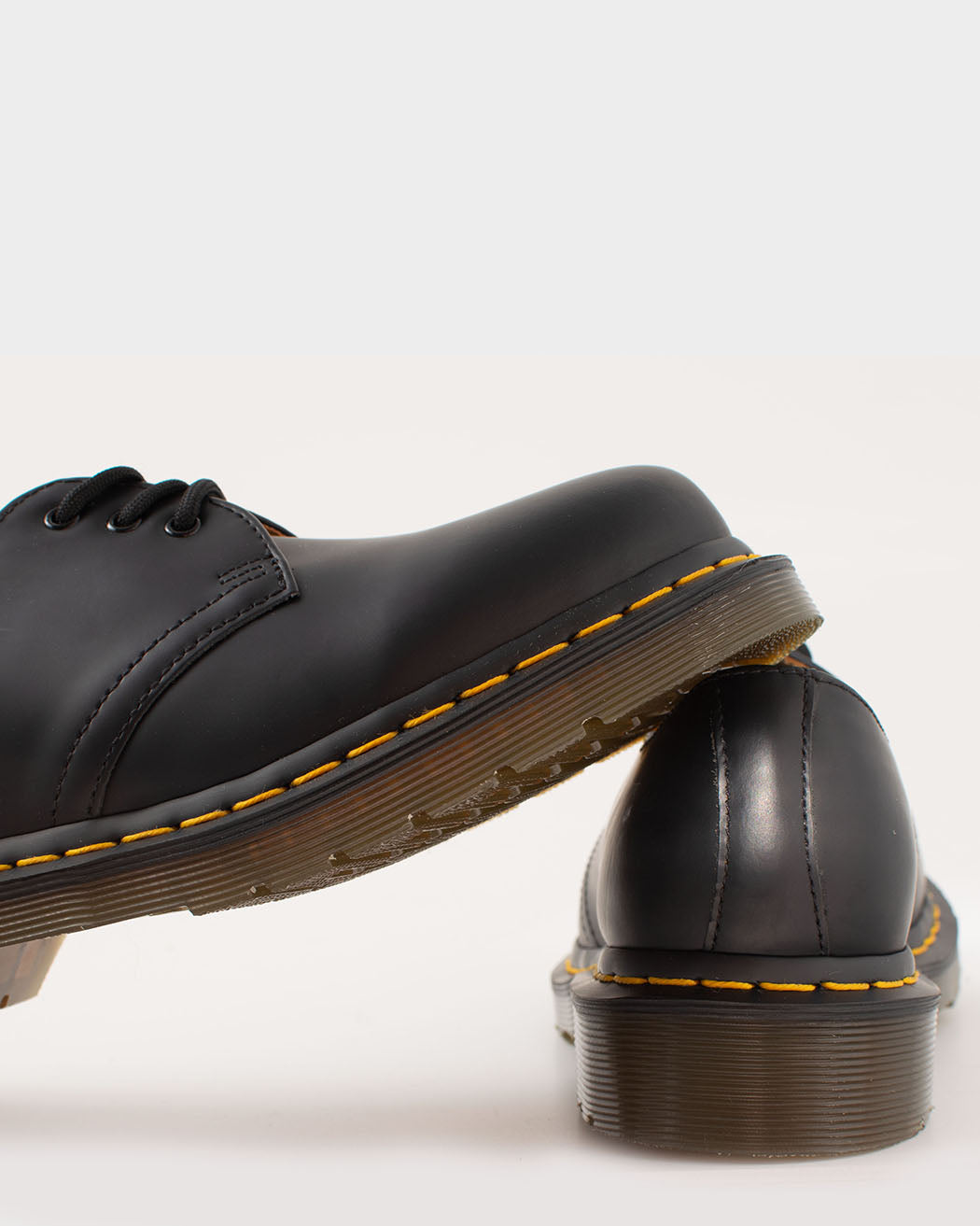 Bei PICK UP in Düsseldorf findest Du Dr. Martens, 1461 Black Smooth  und viel mehr von Dr. Martens