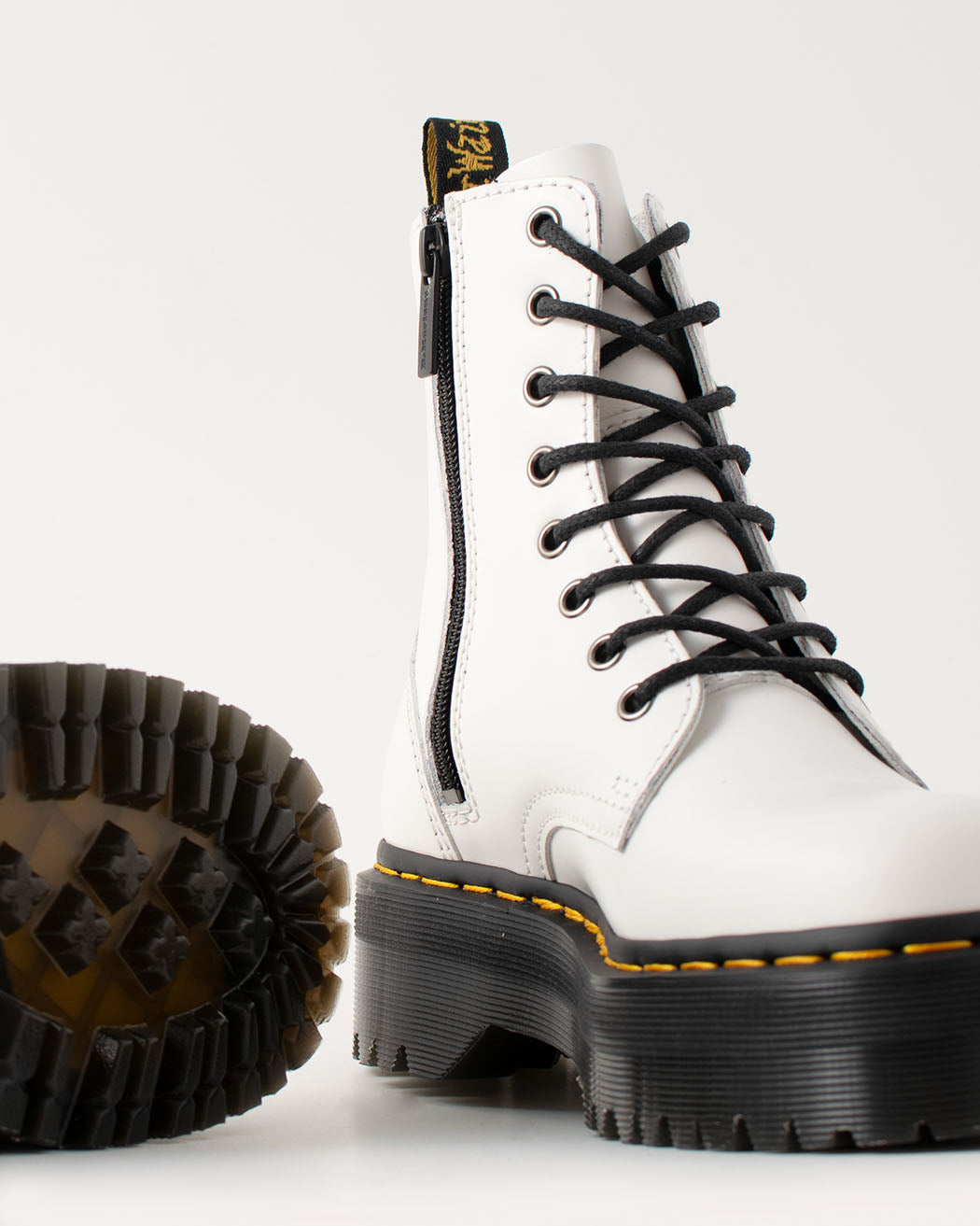 Bei PICK UP in Düsseldorf findest Du Dr. Martens, Jadon White Polished Smooth  und viel mehr von Dr. Martens