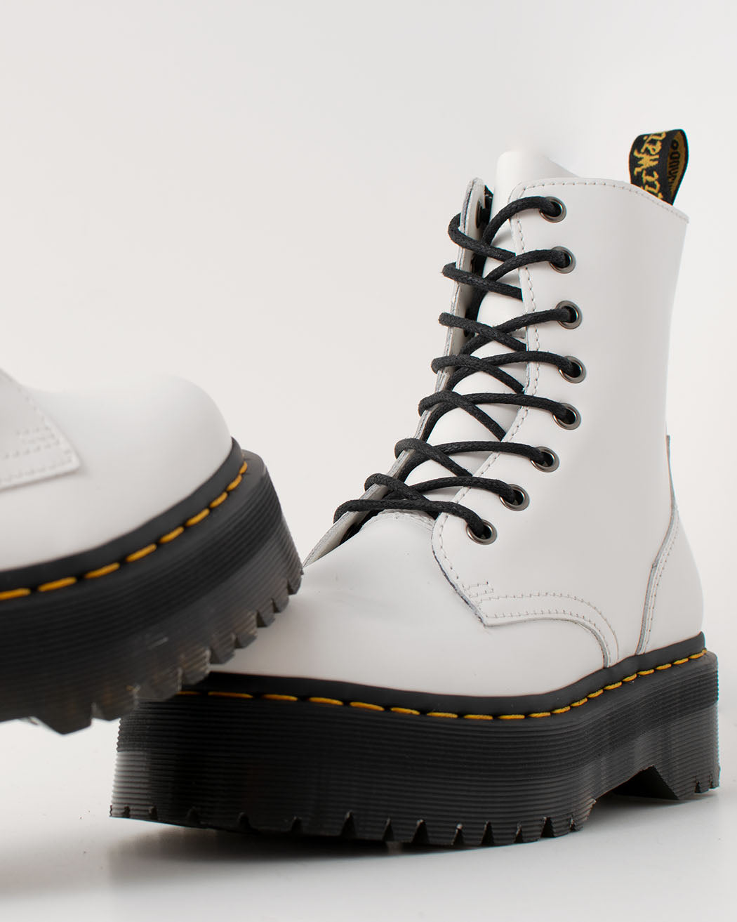 Bei PICK UP in Düsseldorf findest Du Dr. Martens, Jadon White Polished Smooth  und viel mehr von Dr. Martens