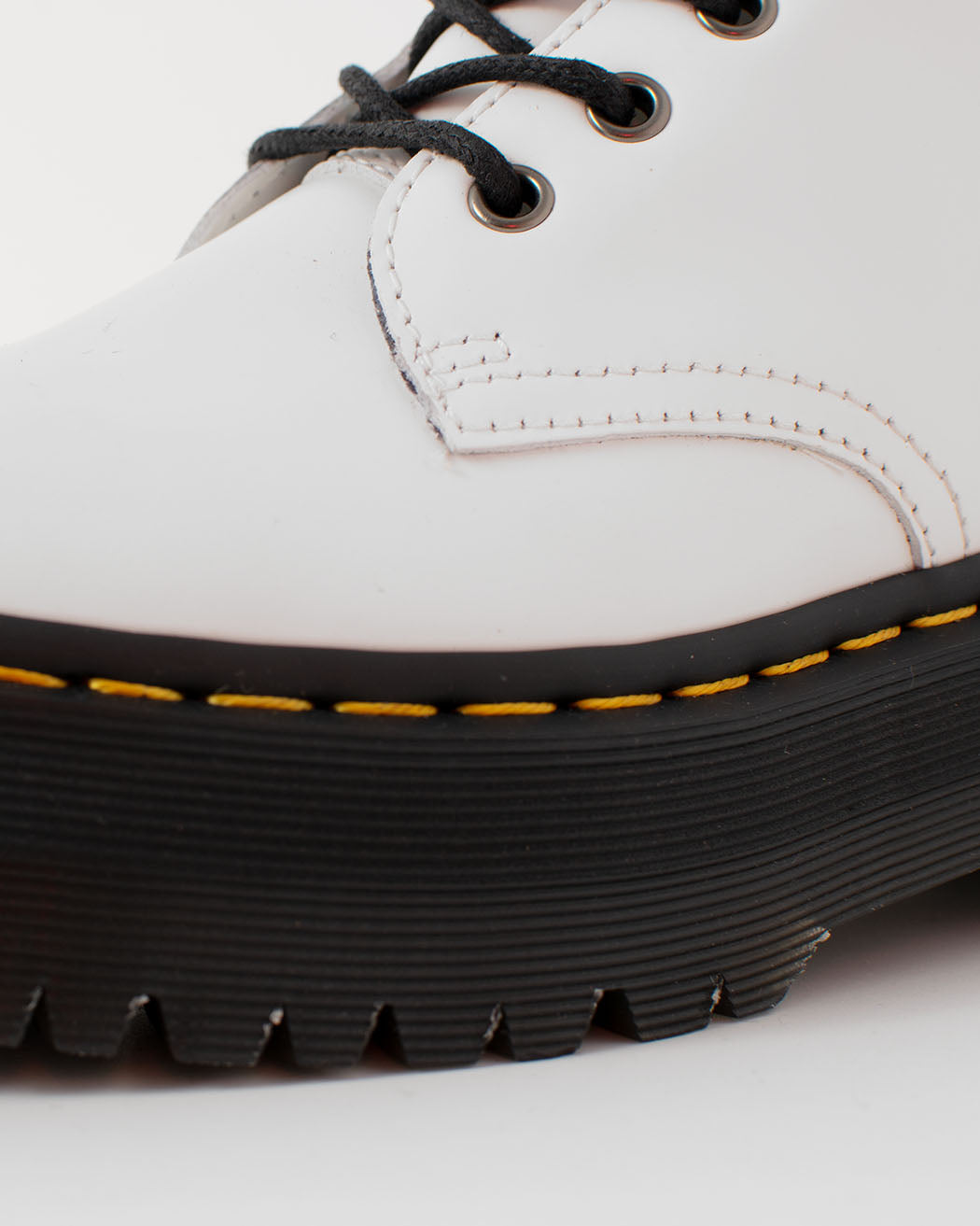 Bei PICK UP in Düsseldorf findest Du Dr. Martens, Jadon White Polished Smooth  und viel mehr von Dr. Martens
