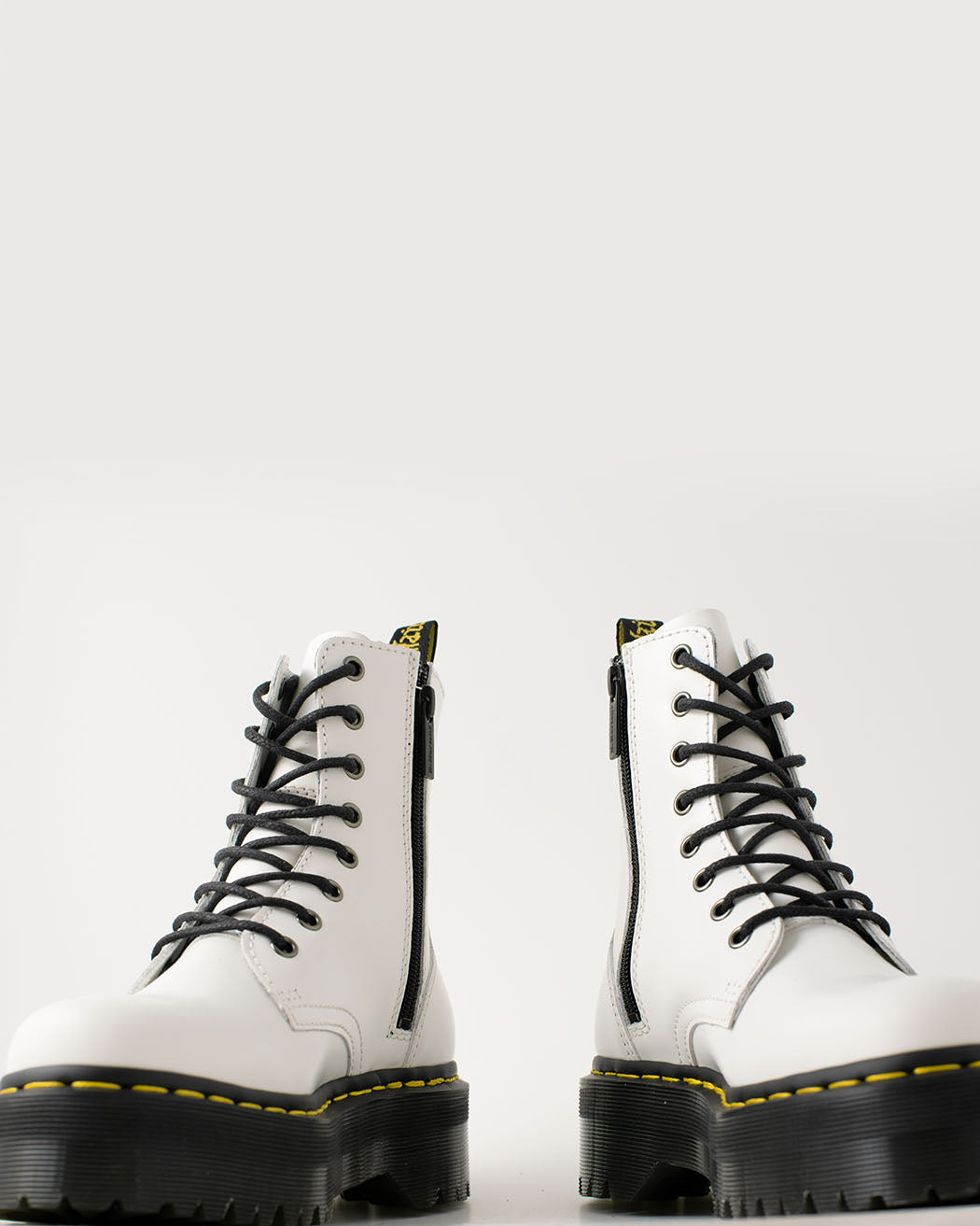Bei PICK UP in Düsseldorf findest Du Dr. Martens, Jadon White Polished Smooth  und viel mehr von Dr. Martens