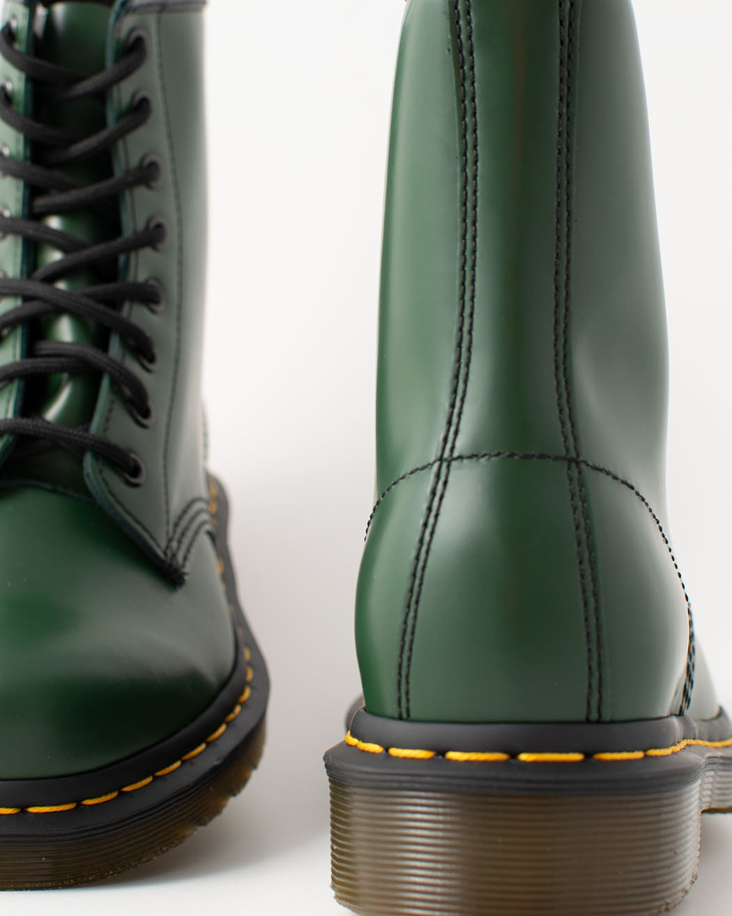 Bei PICK UP in Düsseldorf findest Du Dr. Martens, 1460 Green Smooth  und viel mehr von Dr. Martens